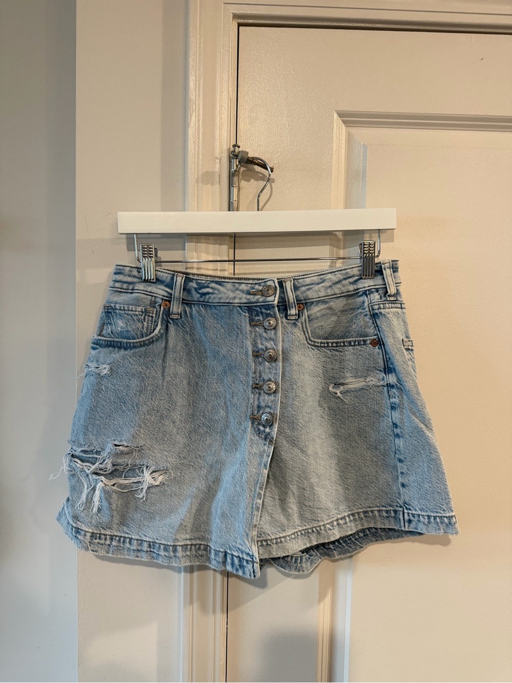 American Eagle Outfitters Light Blue Distressed Denim Skort